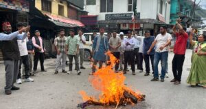 पिपलकोटी में उक्रांद का प्रदर्शन, बद्रीनाथ धाम के चढ़ावे में पारदर्शिता की मांग