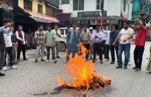 पिपलकोटी में उक्रांद का प्रदर्शन, बद्रीनाथ धाम के चढ़ावे में पारदर्शिता की मांग