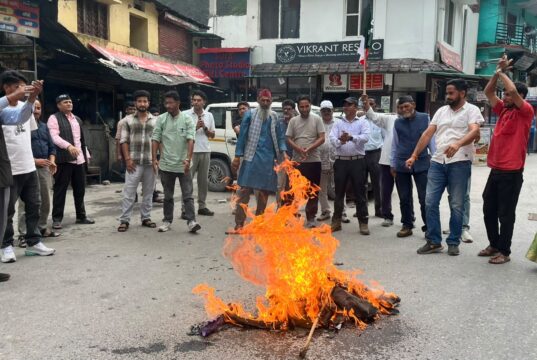 पिपलकोटी में उक्रांद का प्रदर्शन, बद्रीनाथ धाम के चढ़ावे में पारदर्शिता की मांग
