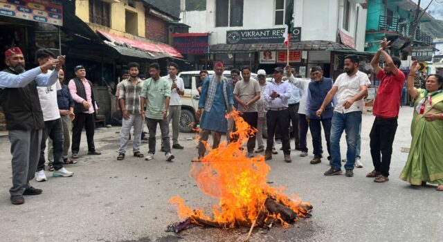 पिपलकोटी में उक्रांद का प्रदर्शन, बद्रीनाथ धाम के चढ़ावे में पारदर्शिता की मांग