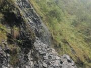 लगातार बारिश से चमोली में जनजीवन प्रभावित, बिरही–निजमुला मोटर मार्ग सेंजीधार के पास मलबा आने से बंद