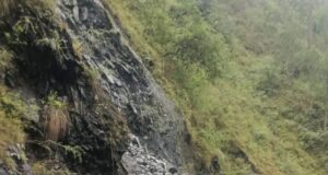 लगातार बारिश से चमोली में जनजीवन प्रभावित, बिरही–निजमुला मोटर मार्ग सेंजीधार के पास मलबा आने से बंद