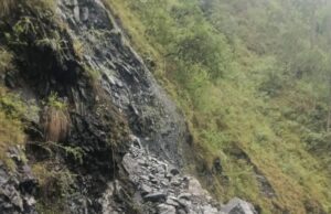 लगातार बारिश से चमोली में जनजीवन प्रभावित, बिरही–निजमुला मोटर मार्ग सेंजीधार के पास मलबा आने से बंद