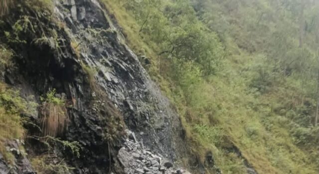 लगातार बारिश से चमोली में जनजीवन प्रभावित, बिरही–निजमुला मोटर मार्ग सेंजीधार के पास मलबा आने से बंद