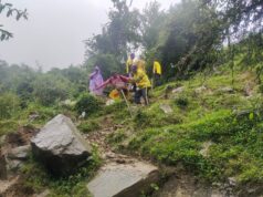 जनपद उत्तरकाशी, यमुनोत्री मार्ग पर मलबा आने से अवरुद्ध रास्ते पर SDRF ने रोप फिक्स कर लगभग 100 यात्रियों को सकुशल कराया पार