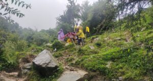 जनपद उत्तरकाशी, यमुनोत्री मार्ग पर मलबा आने से अवरुद्ध रास्ते पर SDRF ने रोप फिक्स कर लगभग 100 यात्रियों को सकुशल कराया पार