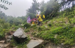 जनपद उत्तरकाशी, यमुनोत्री मार्ग पर मलबा आने से अवरुद्ध रास्ते पर SDRF ने रोप फिक्स कर लगभग 100 यात्रियों को सकुशल कराया पार