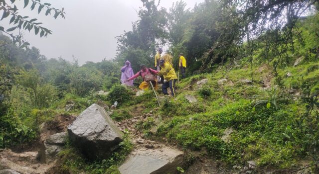 जनपद उत्तरकाशी, यमुनोत्री मार्ग पर मलबा आने से अवरुद्ध रास्ते पर SDRF ने रोप फिक्स कर लगभग 100 यात्रियों को सकुशल कराया पार