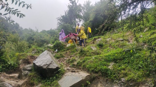 जनपद उत्तरकाशी, यमुनोत्री मार्ग पर मलबा आने से अवरुद्ध रास्ते पर SDRF ने रोप फिक्स कर लगभग 100 यात्रियों को सकुशल कराया पार