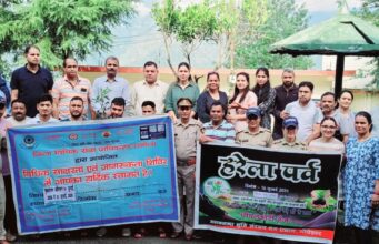 हरेला महोत्सव पर जिला न्यायालय गोपेश्वर में हुआ वृक्षारोपण, पर्यावरण संरक्षण का दिया संदेश