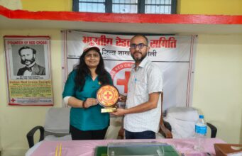अहमदाबाद की वैशाली पंड्या ने गोपेश्वर में किया 144वीं बार रक्तदान, रेड क्रॉस ने किया सम्मानित