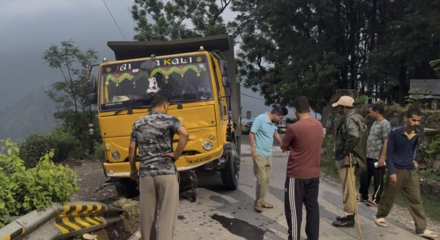 गोपेश्वर में तेज रफ्तार ट्रक का कहर: बाइक सवार की दर्दनाक मौत