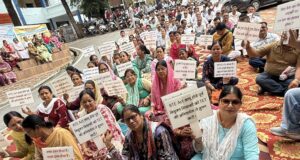 RTE से पूर्व नियुक्त शिक्षकों को TET से छूट और OPS बहाली की मांग को लेकर शिक्षक संघ का धरना-प्रदर्शन