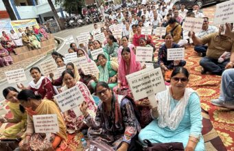 RTE से पूर्व नियुक्त शिक्षकों को TET से छूट और OPS बहाली की मांग को लेकर शिक्षक संघ का धरना-प्रदर्शन