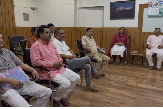 गोपेश्वर में प्राधिकरण के नियमों में संशोधन की मांग को लेकर भाजपा प्रतिनिधिमंडल ने डीएम को सौंपा ज्ञापन