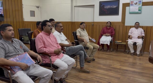 गोपेश्वर में प्राधिकरण के नियमों में संशोधन की मांग को लेकर भाजपा प्रतिनिधिमंडल ने डीएम को सौंपा ज्ञापन