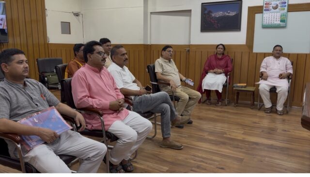 गोपेश्वर में प्राधिकरण के नियमों में संशोधन की मांग को लेकर भाजपा प्रतिनिधिमंडल ने डीएम को सौंपा ज्ञापन