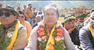 चमोली बद्रीनाथ धाम में चढ़ावे के कथित अनियमितता प्रकरण की निष्पक्ष जांच की मांग, विधायक लखपत बुटोला ने रखा मौन धरना
