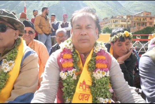 चमोली बद्रीनाथ धाम में चढ़ावे के कथित अनियमितता प्रकरण की निष्पक्ष जांच की मांग, विधायक लखपत बुटोला ने रखा मौन धरना