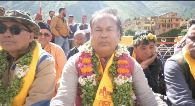 चमोली बद्रीनाथ धाम में चढ़ावे के कथित अनियमितता प्रकरण की निष्पक्ष जांच की मांग, विधायक लखपत बुटोला ने रखा मौन धरना
