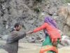 आफत की बारिश के बीच बीमार बुजुर्ग को डंडी-कंडी से अस्पताल पहुंचाने को मजबूर ग्रामीण