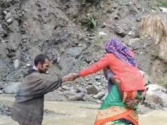 आफत की बारिश के बीच बीमार बुजुर्ग को डंडी-कंडी से अस्पताल पहुंचाने को मजबूर ग्रामीण