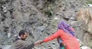 आफत की बारिश के बीच बीमार बुजुर्ग को डंडी-कंडी से अस्पताल पहुंचाने को मजबूर ग्रामीण