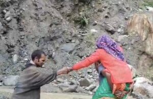 आफत की बारिश के बीच बीमार बुजुर्ग को डंडी-कंडी से अस्पताल पहुंचाने को मजबूर ग्रामीण