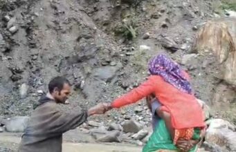 आफत की बारिश के बीच बीमार बुजुर्ग को डंडी-कंडी से अस्पताल पहुंचाने को मजबूर ग्रामीण