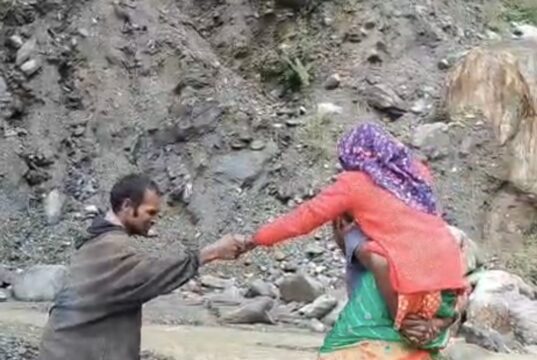 आफत की बारिश के बीच बीमार बुजुर्ग को डंडी-कंडी से अस्पताल पहुंचाने को मजबूर ग्रामीण