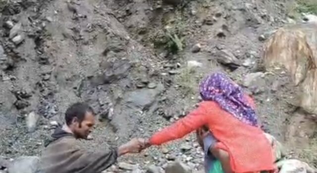 आफत की बारिश के बीच बीमार बुजुर्ग को डंडी-कंडी से अस्पताल पहुंचाने को मजबूर ग्रामीण