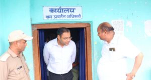 श्रमिक कार्डों की शिकायतों पर डीएम का औचक निरीक्षण, सीएससी सेंटर बढ़ाने के निर्देश