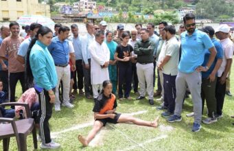उदीयमान खिलाड़ी प्रोत्साहन योजना के ट्रायल का डीएम ने किया निरीक्षण, खिलाड़ियों का बढ़ाया उत्साह