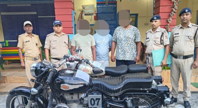 चालान के बाद पुलिस ने सीज कीं दो बुलेट, चालक ही उठा ले गए बाइक