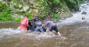 आठ साल से अधूरा बुरूकोट गधेरे का पुल, ग्रामीणों में आक्रोश — आंदोलन की चेतावनी!