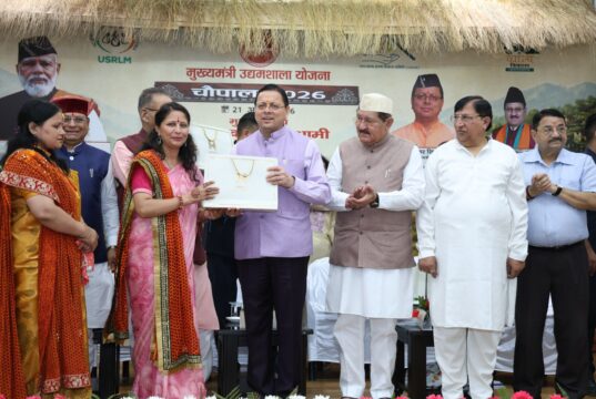 चमोली की ममता भट्ट को मिला उद्यमिता राज्य सम्मान, सीएम को बांधी हस्तनिर्मित ऐपन राखी