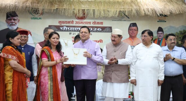 चमोली की ममता भट्ट को मिला उद्यमिता राज्य सम्मान, सीएम को बांधी हस्तनिर्मित ऐपन राखी