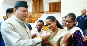 मुख्यमंत्री को महिलाओं ने बांधा रक्षा सूत्र, दी रक्षा बंधन की शुभकामनाएं