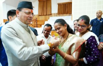मुख्यमंत्री को महिलाओं ने बांधा रक्षा सूत्र, दी रक्षा बंधन की शुभकामनाएं