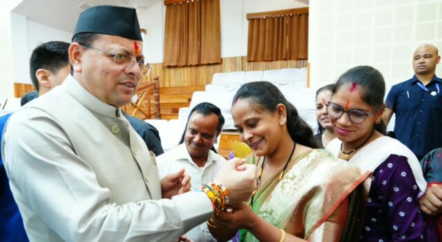 मुख्यमंत्री को महिलाओं ने बांधा रक्षा सूत्र, दी रक्षा बंधन की शुभकामनाएं