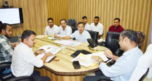 खनिज ब्लॉकों की नीलामी प्रक्रिया को लेकर जिलाधिकारी ने की समीक्षा बैठक