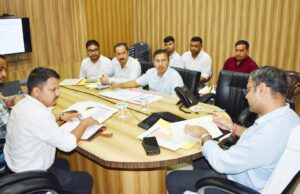 खनिज ब्लॉकों की नीलामी प्रक्रिया को लेकर जिलाधिकारी ने की समीक्षा बैठक