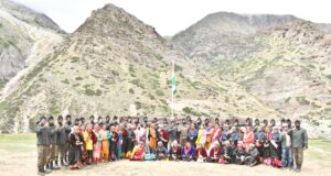 द्वतीय रक्षा पंक्ति की बहनो ने सीमा के प्रहरियों को पहनाई राखी
