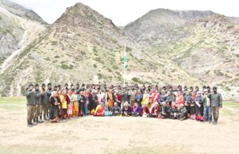 द्वतीय रक्षा पंक्ति की बहनो ने सीमा के प्रहरियों को पहनाई राखी