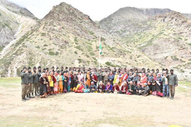 द्वतीय रक्षा पंक्ति की बहनो ने सीमा के प्रहरियों को पहनाई राखी