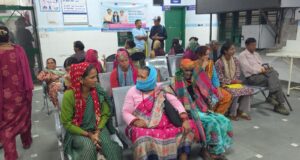 वायरल बुखार का बढ़ता प्रकोप, जिला अस्पताल में मरीजों की लंबी कतारें