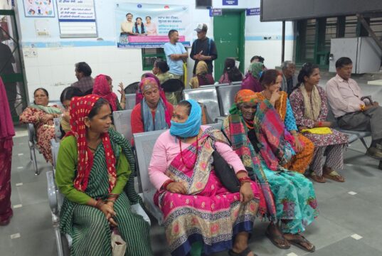वायरल बुखार का बढ़ता प्रकोप, जिला अस्पताल में मरीजों की लंबी कतारें