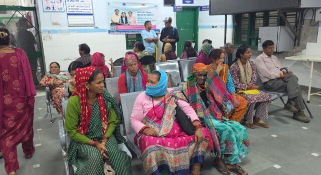 वायरल बुखार का बढ़ता प्रकोप, जिला अस्पताल में मरीजों की लंबी कतारें
