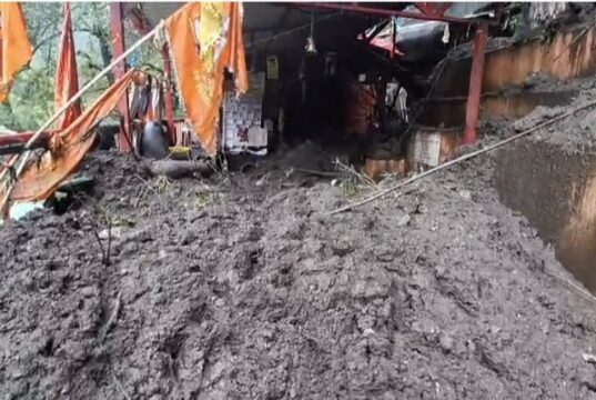 पंचम केदार कल्पेश्वर धाम के ऊपर भारी भूस्खलन, मंदिर परिसर में घुसा मलबा, मची अफरातफरी
