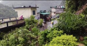 बारिश से कर्णप्रयाग में सड़क किनारे खड़े दोपहिया वाहन मलबे की चपेट में, कई क्षतिग्रस्त